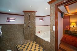 Maldives Liveaboard - Orion. Junior suite bathroom.